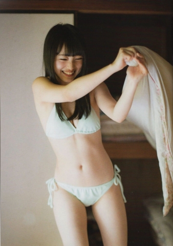 AKB48 向井地美音 話題のファースト写真集が重版決定!空の下でピュアな笑顔満開水着 ビキニ36