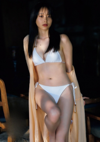 元テレビ東京アナウンサーの森香澄が大胆な肌見せ!5水着姿を披露