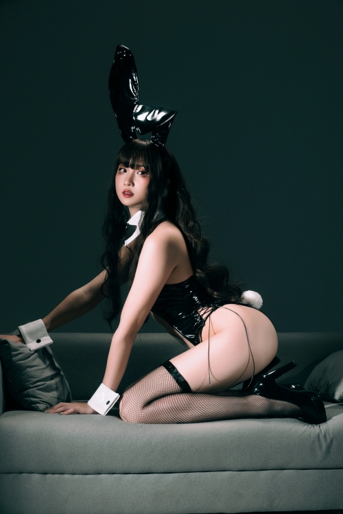 エナメル素材のバニーガールコスプレ Enamel bunny girl Cosplay エロ画像 82
