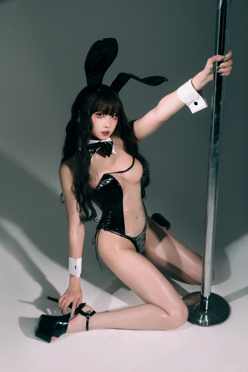 エナメル素材のバニーガールコスプレ Enamel bunny girl Cosplay エロ画像 93
