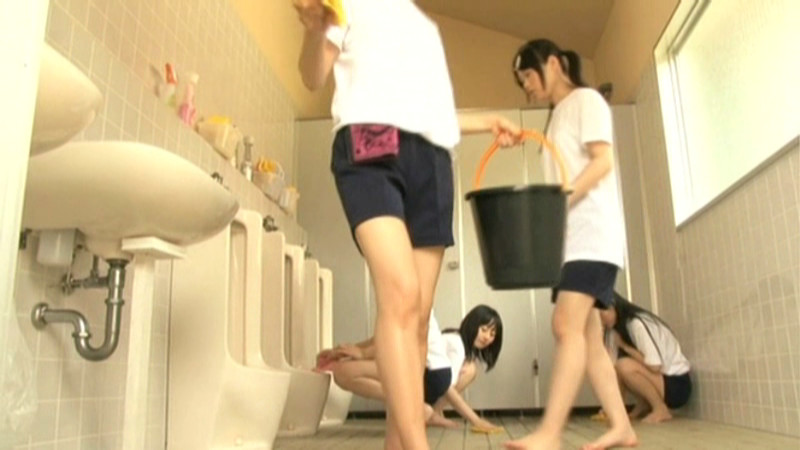 男子トイレを掃除してる女子生徒たち