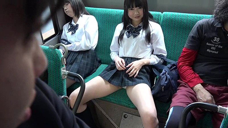 バスの後部座席で股を開いてパンチラを見せつける女子校生