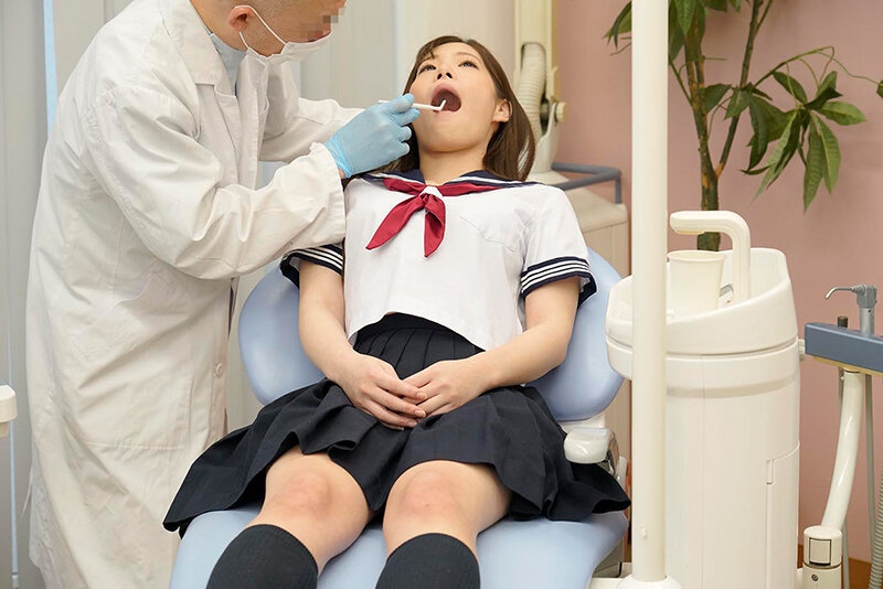 歯医者で治療を受けてるセーラー服の女子校生