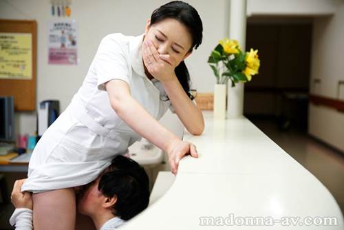 フル勃起が収まらない患者のチ●ポを処置する美熟女ナース 三浦恵理子