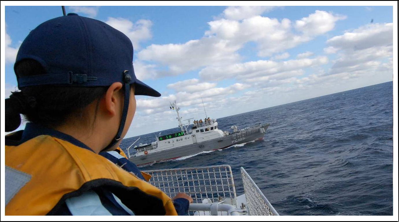 比田勝海洋保安署所属の巡視艇「はやぐも」と海上保安部所属の巡視艇「むらくも」
