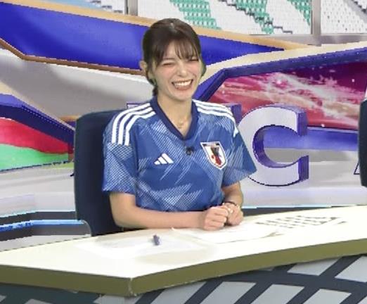 三谷紬アナ　サッカー日本代表ユニフォーム姿キャプ・エロ画像２