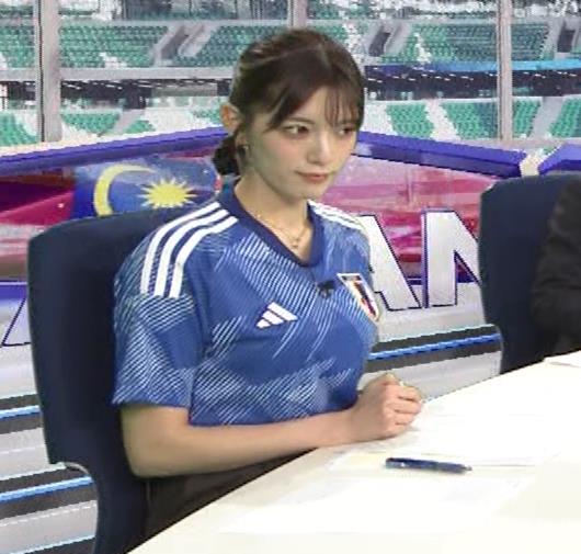 三谷紬アナ　サッカー日本代表ユニフォーム姿キャプ・エロ画像５