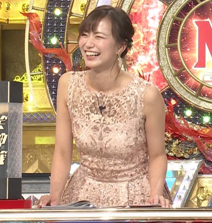 斎藤真美アナ　セクシーなドレスで司会キャプ・エロ画像５